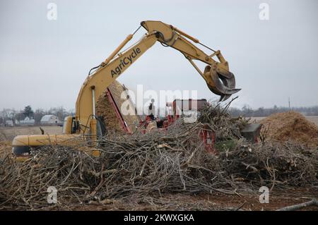 Tempêtes et inondations hivernales graves, Springfield, Mo, 2-9-07 - comme certains prédateur métallique préhistoriques, ce dispositif a été utilisé pour mettre des débris dans une meuleuse à l'emplacement de disposition à l'ouest de Springfield. Des dizaines d'équipes de déminage ont transporté des milliers de yards cubes de débris sur le site dans le cadre de la récupération de la grave tempête de verglas qui a frappé le Missouri du 12 au 14 janvier 2007. FEMA photo/Michael Raphael. Photographies relatives aux programmes, aux activités et aux fonctionnaires de gestion des catastrophes et des situations d'urgence Banque D'Images