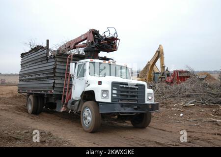 Tempêtes et inondations hivernales graves, Springfield, Missouri, 2-09-07 - Un transporteur de débris passe par des débris qui sont introduits dans un broyeur à l'endroit de disposition à l'ouest de Springfield, l'une des zones les plus touchées par la grave tempête de glace qui a balayé le cœur du Missouri du 12 au 14 janvier 2007. FEMA photo/Michael Raphael. Photographies relatives aux programmes, aux activités et aux fonctionnaires de gestion des catastrophes et des situations d'urgence Banque D'Images