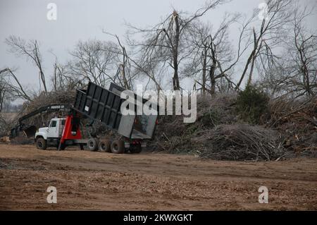 Tempêtes et inondations hivernales, Springfield, Mo, 2-9-07 - accumulation de débris au site de réduction des débris à l'ouest de Springfield. Les équipages ont déchargé jusqu'à 80 yards cubes par camion de branches et d'arbres tombés dans la ville et le comté de Greene. Les débris ont été causés par les effets de la grave tempête de verglas qui a balayé le Missouri du 12 au 14 janvier 2007. FEMA photo/Michael Raphael. Photographies relatives aux programmes, aux activités et aux fonctionnaires de gestion des catastrophes et des situations d'urgence Banque D'Images