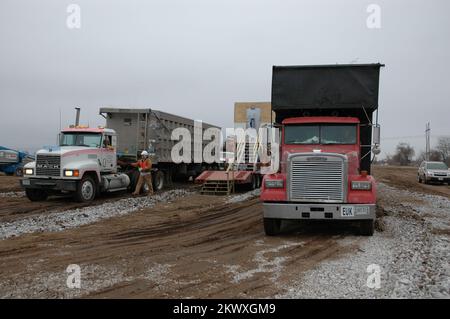 Tempêtes et inondations hivernales graves, Springfield, Missouri, 2-09-07 - les camions transportant des débris collectés à Springfield s'alignent à la tour de surveillance où les charges sont vérifiées et les conducteurs reçoivent des billets indiquant le nombre de branches dans les lits de camion. Les débris, y compris les arbres, ont été générés par les effets de la grave tempête de glace qui a coupé un andain dans le Missouri du 12 au 14 janvier 2007. FEMA photo/Michael Raphael. Photographies relatives aux programmes, aux activités et aux fonctionnaires de gestion des catastrophes et des situations d'urgence Banque D'Images