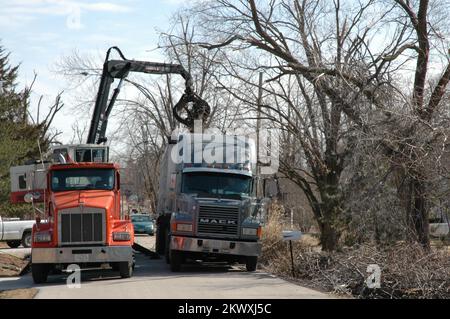 Tempêtes et inondations hivernales graves, Springfield, Missouri, 2-15-07 - Une charge de débris est coulée dans un camion-benne à Springfield. Les débris ont été créés par la tempête de verglas du 12 au 14 janvier 2007 et sont estimés à 1 millions de yards cubes. FEMA photo/Michael Raphael. Photographies relatives aux programmes, aux activités et aux fonctionnaires de gestion des catastrophes et des situations d'urgence Banque D'Images