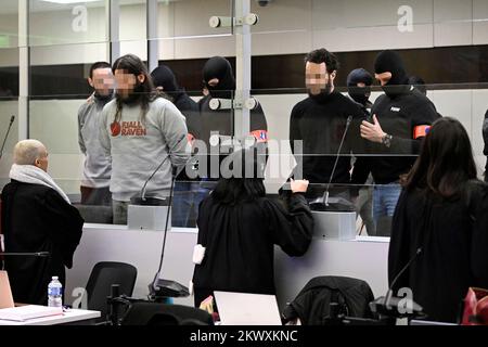 L'accusé Mohamed Abrini, l'accusé Osama Krayem et l'accusé Salah Abdeslam photographiés pendant la composition du jury pour le procès des attentats de 22 mars 2016, au tribunal d'assises de Bruxelles-capitale, le mercredi 30 novembre 2022 sur le site de Justitia à Haren, Bruxelles. Sur 22 mars 2016, 32 personnes ont été tuées et 324 ont été blessées lors d'attentats suicide à l'aéroport national de Zaventem et à la station de métro Maalbeek/Maelbeek, qui ont été revendiqués par l'ISIL. BELGA PHOTO POOL DIDIER LEBRUN Banque D'Images