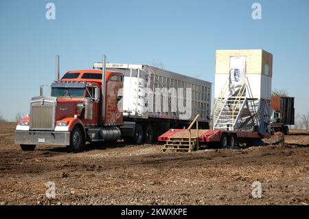 Tempêtes et inondations hivernales, République, Missouri, 27 février 2007 - camions chargés de Springfield et du comté de Greene au site d'immersion en République. On estime que deux millions de yards cubes de débris ont été produits dans la ville et dans la région rurale qui l'entoure par la tempête de verglas du 12 au 14 janvier 2007. FEMA photo/Michael Raphael. Photographies relatives aux programmes, aux activités et aux fonctionnaires de gestion des catastrophes et des situations d'urgence Banque D'Images