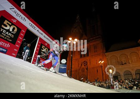 04.01.2017., Zagreb, Croatie - Zagreb célèbre 50 ans de la coupe du monde de ski alpin FIS - le 50th anniversaire de la célébration de la coupe du monde de ski alpin FIS à la Trg bana J. Jelacica (place principale à Zagreb). La course de ski des gagnants de la coupe du monde FIS sur la route de la cathédrale de Zagreb à la place principale de Zagreb. Tamara McKinney. Banque D'Images