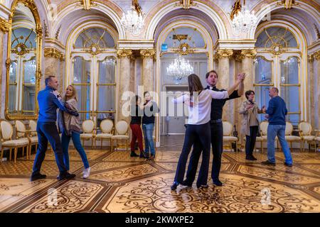 Waltz classe des cours de danse blitz à l'intérieur du Palais Coburg, également connu sous le nom de Palais Saxe-Coburg, il appartenait à la branche Kohary de la Maison de Saxe-Coburg Banque D'Images