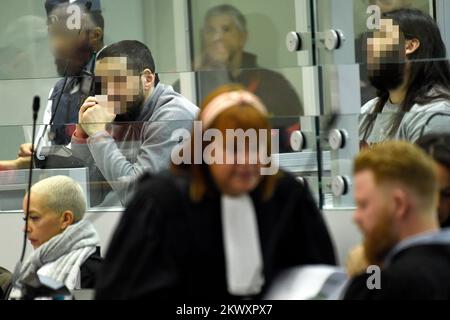 L'accusé Mohamed Abrini et l'accusé Osama Krayem photographiés pendant la composition du jury pour le procès des attentats de 22 mars 2016, au tribunal d'assises de Bruxelles-capitale, le mercredi 30 novembre 2022, sur le site de Justitia à Haren, Bruxelles. Sur 22 mars 2016, 32 personnes ont été tuées et 324 ont été blessées lors d'attentats suicide à l'aéroport national de Zaventem et à la station de métro Maalbeek/Maelbeek, qui ont été revendiqués par l'ISIL. BELGA PHOTO POOL DIDIER LEBRUN Banque D'Images