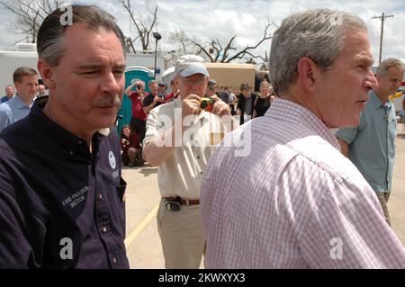 Tempêtes, tornades et inondations graves, Greensburg, Kansas, L'administrateur de la FEMA de 8 mai 2007, R. David Paulison, à gauche, et le président Bush se rendit à Greensburg pour voir la destruction généralisée à la petite communauté. Greensburg a été frappé par la tornade de EF5 vendredi soir. FEMA .. Photographies relatives aux programmes, aux activités et aux fonctionnaires de gestion des catastrophes et des situations d'urgence Banque D'Images