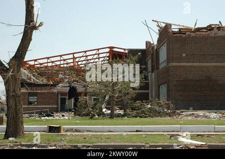 Tempêtes, tornades et inondations graves, Greensburg, Kansas, 5-16-07 - l'école secondaire de Greensburg a été détruite par la tornade de F5 qui a laissé environ 95 pour cent de la communauté en ruine 4 mai 2007. FEMA .. Photographies relatives aux programmes, aux activités et aux fonctionnaires de gestion des catastrophes et des situations d'urgence Banque D'Images