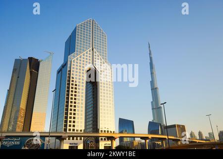 DUBAÏ - 13 octobre : rues de Dubaï sur 13 octobre 2014. Dubaï est la ville la plus peuplée et émirat des Émirats arabes Unis, et le deuxième plus grand émirat de Terrori Banque D'Images