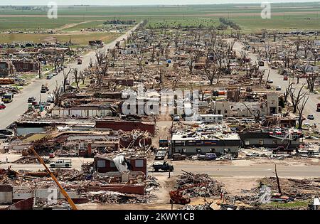 Tempêtes, tornades et inondations graves, Greensburg, KS 16 mai, 2007 - le centre de la ville douze jours après qu'il a été frappé par une tornade F5 avec des vents de 200 km/h. L'enlèvement des débris se déplace à un rythme record, mais la reconstruction prendra probablement des années. Photographies relatives aux programmes, aux activités et aux fonctionnaires de gestion des catastrophes et des situations d'urgence Banque D'Images