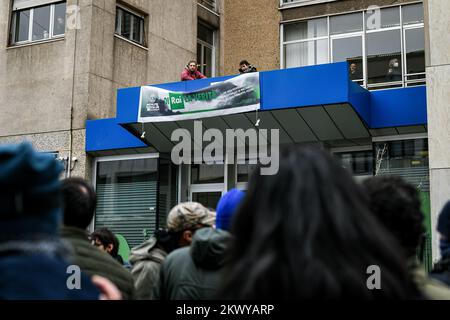 Milan, Italie. 30th novembre 2022. Extinction les militants écologistes de la rébellion occupent le toit de la société nationale italienne de radiodiffusion publique RAI siège à Milan, Italie sur 30 novembre, 2022 demander au radiodiffuseur de dire la vérité sur la crise écologique et climatique et de traiter la question comme le premier et le plus important problème à informer les citoyens (photo de Piero Cruciatti/Sipa USA) crédit: SIPA USA/Alay Live News Banque D'Images