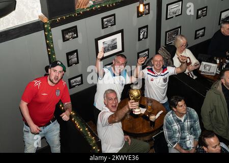 New York, New York, États-Unis. 29th novembre 2022. Les fans de l'équipe de football d'Angleterre réagissent lors d'un match contre le pays de Galles lors de la coupe du monde du Qatar à la long Acre Tavern. En remportant le jeu, l'équipe d'Angleterre a progressé vers la phase de knockout et jouera l'équipe du Sénégal au tour de 16. (Credit image: © Lev Radin/Pacific Press via ZUMA Press Wire) Banque D'Images