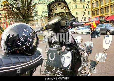 Glasgow, Écosse, Royaume-Uni 30th novembre 2022. George Square se prépare pour Noël et un membre du club de scooter de Glasgow pose dans le centre-ville avec son scooter emblématique mod dédié au mouvement et Fred perry en particulier. Gerard Ferry/Alay Live News Banque D'Images