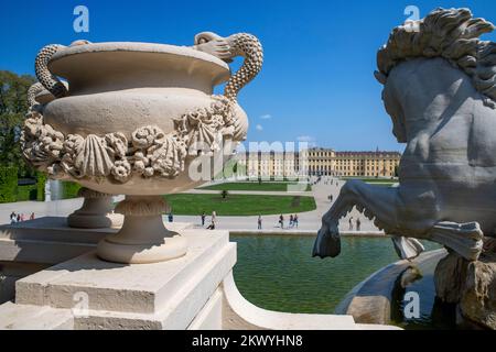 Fontaine de Neptune ou NEPTUNBRUNNEN au château de Schoenbrunn, Vienne, Autriche. Le château de Schönbrunn est l'un des plus beaux complexes baroques d'Europe Banque D'Images