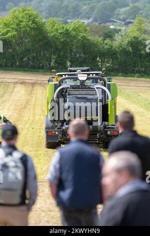 Les agriculteurs qui assistent à Scotgrass, un événement sur les prairies où les agriculteurs peuvent se pencher sur les dernières technologies en matière d'équipement d'ensilage. Dumfries, Royaume-Uni. Banque D'Images