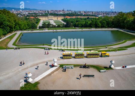 Jardins et train à Schloss Schönbrunn Palace, Vienne, Autriche. Le château de Schönbrunn est l'un des plus beaux complexes baroques d'Europe Banque D'Images