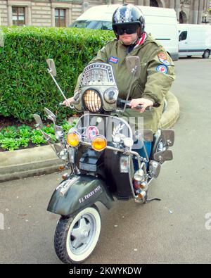 Glasgow, Écosse, Royaume-Uni 30th novembre 2022. George Square se prépare pour Noël et un membre du club de scooter de Glasgow pose dans le centre-ville avec son scooter emblématique mod dédié au mouvement et Fred perry en particulier. Gerard Ferry/Alay Live News Banque D'Images