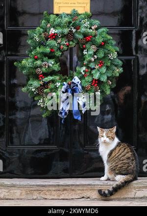 Londres, Royaume-Uni. 30th novembre 2022. Larry The Cat, chef Mouser et célèbre félin de Downing Street, est assis patiemment à la porte noire de Downing Street 10, sous une couronne de Noël festive aujourd'hui, puis va étudier le joli arbre de Noël et ses décorations. Credit: Imagetraceur/Alamy Live News Banque D'Images