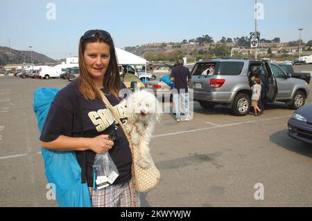 Feux de forêt, San Diego, Californie, 24 octobre 2007 les feux de forêt de la Californie du Sud ont raté le domicile de cette femme de Rancho Bernardo et de sa famille qui ont évacué le stade Qualcomm et attendent maintenant de rentrer. Michael Raphael/FEMA... Photographies relatives aux programmes, aux activités et aux fonctionnaires de gestion des catastrophes et des situations d'urgence Banque D'Images