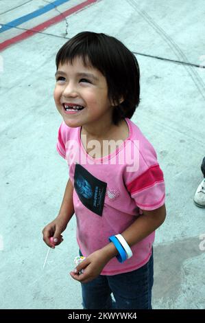 Les feux de forêt, San Diego, Californie, 24 octobre 2007 Lily a été fasciné par les marcheurs à pilotis qui se sont amusés au stade Qualcomm pour les personnes qui se sont campées, chassés de leur domicile par les feux de forêt du sud de la Californie. Michael Raphael/FEMA... Photographies relatives aux programmes, aux activités et aux fonctionnaires de gestion des catastrophes et des situations d'urgence Banque D'Images