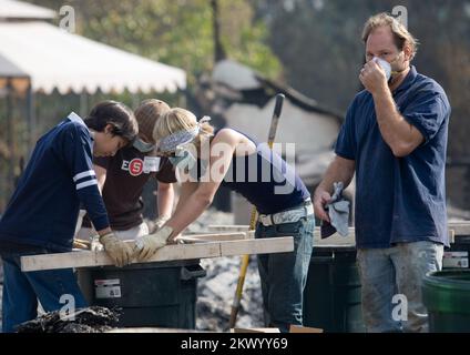 Les feux de forêt, Rancho Bernardo, CA, 28 octobre 2007 amis et bénévoles se fraiche à travers les maisons des résidents à la recherche d'objets de valeur dans le quartier Rancho Bernardo. Andrea Booher/FEMA... Photographies relatives aux programmes, aux activités et aux fonctionnaires de gestion des catastrophes et des situations d'urgence Banque D'Images