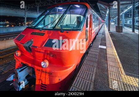 kyushu, nagasaki - déc 08 2021: Front du train express limité Huis Ten Bosch le long de la plate-forme de la gare de Sasebo de nuit exploité par Kyushu Railway Banque D'Images