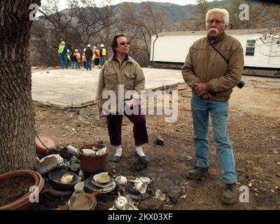 Les feux de forêt, dans la vallée de Pauma, en Californie, 28 novembre 2007 Vonda et Benjamin Rodriguez, de la tribu de la Jolla, se tiennent à côté de ce qui reste des effets personnels de leur maison, alors que les travailleurs de la FEMA apportent une maison mobile à leur propriété. Le couple y vivra pendant qu'ils reconstruiront leur maison et leur vie. Amanda Bicknell/FEMA... Photographies relatives aux programmes, aux activités et aux fonctionnaires de gestion des catastrophes et des situations d'urgence Banque D'Images