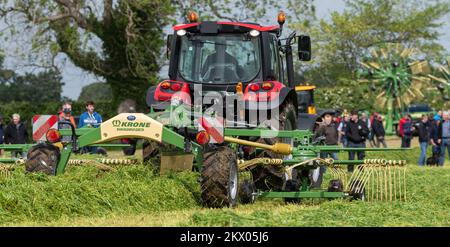 Les agriculteurs qui assistent à Scotgrass, un événement sur les prairies où les agriculteurs peuvent se pencher sur les dernières technologies en matière d'équipement d'ensilage. Dumfries, Royaume-Uni. Banque D'Images