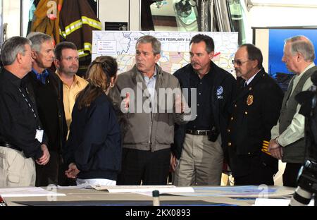 Tempêtes, tornades, vents en ligne droite et inondations, Lafayette, TN, le président 8 février 2008 George Bush pose des questions en se penche sur les cartes des régions touchées par la récente mort des tornades. Lafayette, TN--le président George Bush regarde les cartes des zones touchées par la récente tuée des tornades. Photographies relatives aux programmes, aux activités et aux fonctionnaires de gestion des catastrophes et des situations d'urgence Banque D'Images