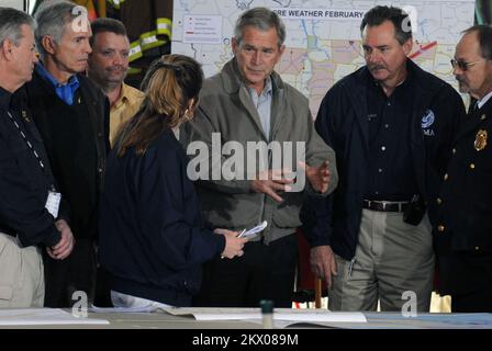 Tempêtes, tornades, vents en ligne droite et inondations, Lafayette, TN, le président de la 8 février 2008, George Bush, pose des questions alors qu'il regarde les cartes des zones touchées par les récentes tornades, à sa droite se trouve l'administrateur de la FEMA, David Paulison. Lafayette, TN--le président George Bush regarde les cartes des zones touchées par la récente tuée des tornades. Photographies relatives aux programmes, aux activités et aux fonctionnaires de gestion des catastrophes et des situations d'urgence Banque D'Images