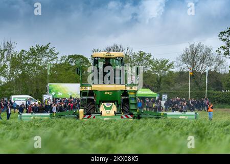 Les agriculteurs qui assistent à Scotgrass, un événement sur les prairies où les agriculteurs peuvent se pencher sur les dernières technologies en matière d'équipement d'ensilage. Dumfries, Royaume-Uni. Banque D'Images