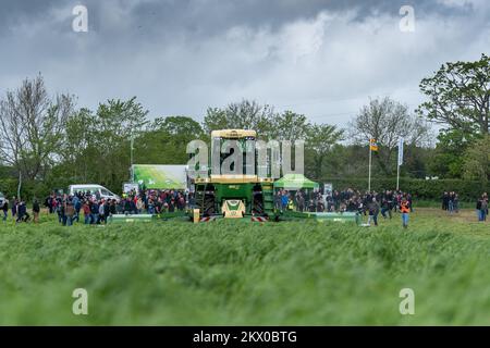 Les agriculteurs qui assistent à Scotgrass, un événement sur les prairies où les agriculteurs peuvent se pencher sur les dernières technologies en matière d'équipement d'ensilage. Dumfries, Royaume-Uni. Banque D'Images