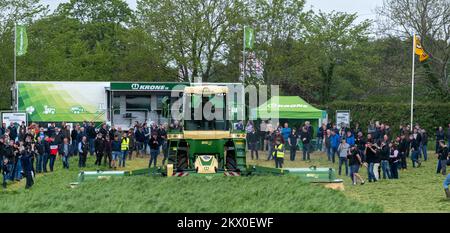 Les agriculteurs qui assistent à Scotgrass, un événement sur les prairies où les agriculteurs peuvent se pencher sur les dernières technologies en matière d'équipement d'ensilage. Dumfries, Royaume-Uni. Banque D'Images