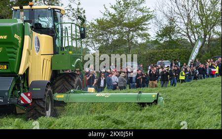 Les agriculteurs qui assistent à Scotgrass, un événement sur les prairies où les agriculteurs peuvent se pencher sur les dernières technologies en matière d'équipement d'ensilage. Dumfries, Royaume-Uni. Banque D'Images