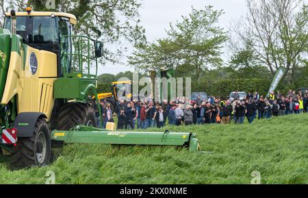 Les agriculteurs qui assistent à Scotgrass, un événement sur les prairies où les agriculteurs peuvent se pencher sur les dernières technologies en matière d'équipement d'ensilage. Dumfries, Royaume-Uni. Banque D'Images