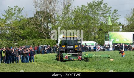 Les agriculteurs qui assistent à Scotgrass, un événement sur les prairies où les agriculteurs peuvent se pencher sur les dernières technologies en matière d'équipement d'ensilage. Dumfries, Royaume-Uni. Banque D'Images