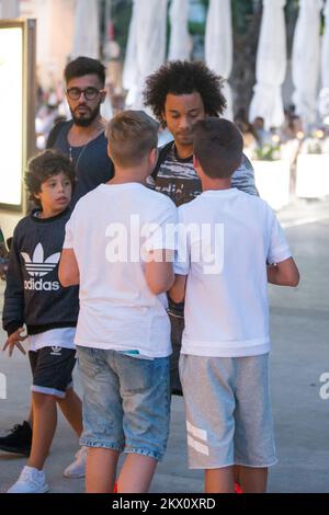 16.06.2017., Croatie, Dubrovnik - joueur de football Marcelo Vieira da Silva Junior marcher à travers la ville avec sa famille et a eu un dîner au restaurant Nautica. Photo: Grgo Jelavic/PIXSELL Banque D'Images