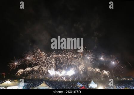 Zagreb, Croatie - 17th le Festival international des feux d'artifice a lieu sur la rive de Sava, près du lac Bundek, du 16 au 18 juin. Feu d'artifice de Mirnovec Pyrotechnics de Croatie. Photo: Luka Stanzl/PIXSELL Banque D'Images