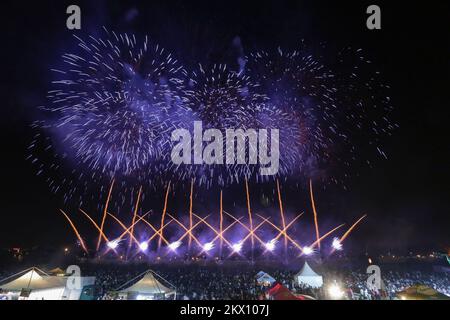 Zagreb, Croatie - 17th le Festival international des feux d'artifice a lieu sur la rive de Sava, près du lac Bundek, du 16 au 18 juin. Feu d'artifice de Mirnovec Pyrotechnics de Croatie. Photo: Luka Stanzl/PIXSELL Banque D'Images