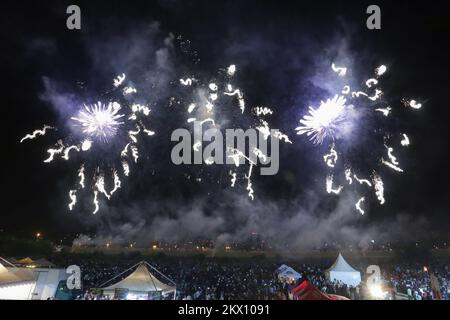 Zagreb, Croatie - 17th le Festival international des feux d'artifice a lieu sur la rive de Sava, près du lac Bundek, du 16 au 18 juin. Feu d'artifice de Mirnovec Pyrotechnics de Croatie. Photo: Luka Stanzl/PIXSELL Banque D'Images