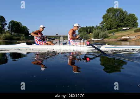 Martin et Valent Sinkovic, champions olympiques croates de l'aviron, forment des couples sans coxin sur le lac Jarun à Zagreb, en Croatie, sur 22 juin 2017. Après avoir dominé la discipline des doubles crânes et restant inbattus pendant trois ans, les frères changent de discipline qu'ils font maintenant la course dans les paires sans coxless. Photo: Igor Kralj/PIXSELL Banque D'Images