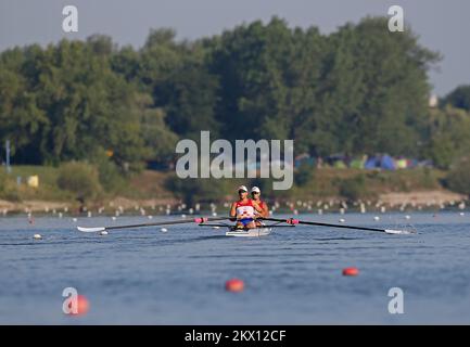 Martin et Valent Sinkovic, champions olympiques croates de l'aviron, forment des couples sans coxin sur le lac Jarun à Zagreb, en Croatie, sur 22 juin 2017. Après avoir dominé la discipline des doubles crânes et restant inbattus pendant trois ans, les frères changent de discipline qu'ils font maintenant la course dans les paires sans coxless. Photo: Igor Kralj/PIXSELL Banque D'Images