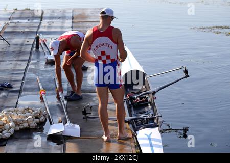 Martin et Valent Sinkovic, champions olympiques croates de l'aviron, forment des couples sans coxin sur le lac Jarun à Zagreb, en Croatie, sur 22 juin 2017. Après avoir dominé la discipline des doubles crânes et restant inbattus pendant trois ans, les frères changent de discipline qu'ils font maintenant la course dans les paires sans coxless. Photo: Igor Kralj/PIXSELL Banque D'Images