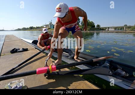 Martin et Valent Sinkovic, champions olympiques croates de l'aviron, forment des couples sans coxin sur le lac Jarun à Zagreb, en Croatie, sur 22 juin 2017. Après avoir dominé la discipline des doubles crânes et restant inbattus pendant trois ans, les frères changent de discipline qu'ils font maintenant la course dans les paires sans coxless. Photo: Igor Kralj/PIXSELL Banque D'Images