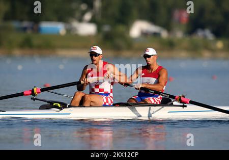 Martin et Valent Sinkovic, champions olympiques croates de l'aviron, forment des couples sans coxin sur le lac Jarun à Zagreb, en Croatie, sur 22 juin 2017. Après avoir dominé la discipline des doubles crânes et restant inbattus pendant trois ans, les frères changent de discipline qu'ils font maintenant la course dans les paires sans coxless. Photo: Igor Kralj/PIXSELL Banque D'Images