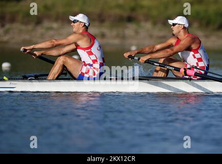 Martin et Valent Sinkovic, champions olympiques croates de l'aviron, forment des couples sans coxin sur le lac Jarun à Zagreb, en Croatie, sur 22 juin 2017. Après avoir dominé la discipline des doubles crânes et restant inbattus pendant trois ans, les frères changent de discipline qu'ils font maintenant la course dans les paires sans coxless. Photo: Igor Kralj/PIXSELL Banque D'Images