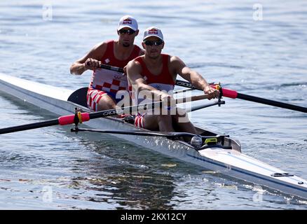 Martin et Valent Sinkovic, champions olympiques croates de l'aviron, forment des couples sans coxin sur le lac Jarun à Zagreb, en Croatie, sur 22 juin 2017. Après avoir dominé la discipline des doubles crânes et restant inbattus pendant trois ans, les frères changent de discipline qu'ils font maintenant la course dans les paires sans coxless. Photo: Igor Kralj/PIXSELL Banque D'Images