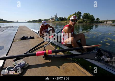 Martin et Valent Sinkovic, champions olympiques croates de l'aviron, forment des couples sans coxin sur le lac Jarun à Zagreb, en Croatie, sur 22 juin 2017. Après avoir dominé la discipline des doubles crânes et restant inbattus pendant trois ans, les frères changent de discipline qu'ils font maintenant la course dans les paires sans coxless. Photo: Igor Kralj/PIXSELL Banque D'Images