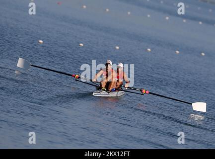 Martin et Valent Sinkovic, champions olympiques croates de l'aviron, forment des couples sans coxin sur le lac Jarun à Zagreb, en Croatie, sur 22 juin 2017. Après avoir dominé la discipline des doubles crânes et restant inbattus pendant trois ans, les frères changent de discipline qu'ils font maintenant la course dans les paires sans coxless. Photo: Igor Kralj/PIXSELL Banque D'Images