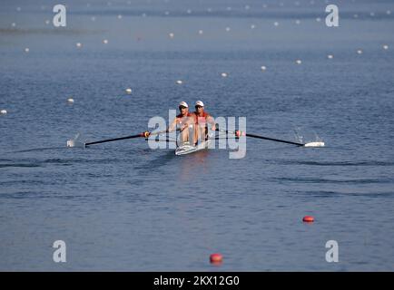 Martin et Valent Sinkovic, champions olympiques croates de l'aviron, forment des couples sans coxin sur le lac Jarun à Zagreb, en Croatie, sur 22 juin 2017. Après avoir dominé la discipline des doubles crânes et restant inbattus pendant trois ans, les frères changent de discipline qu'ils font maintenant la course dans les paires sans coxless. Photo: Igor Kralj/PIXSELL Banque D'Images